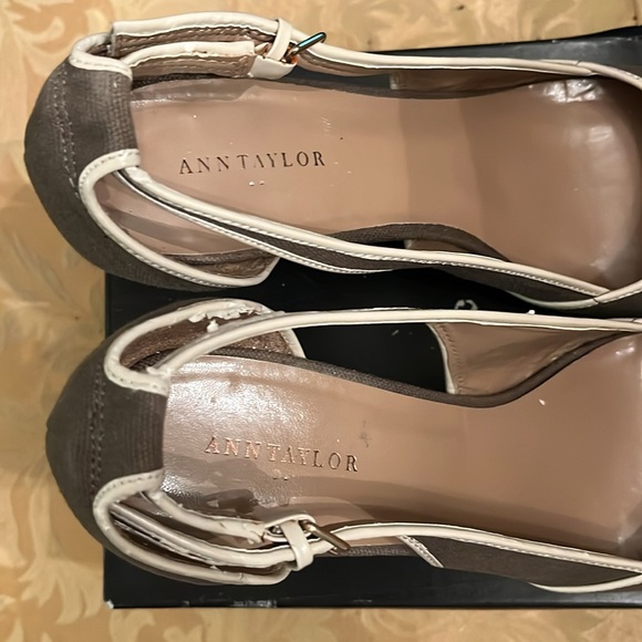 And Taylor wedges one once beige and taupe color small (dry rot) - Picture 3 of 9